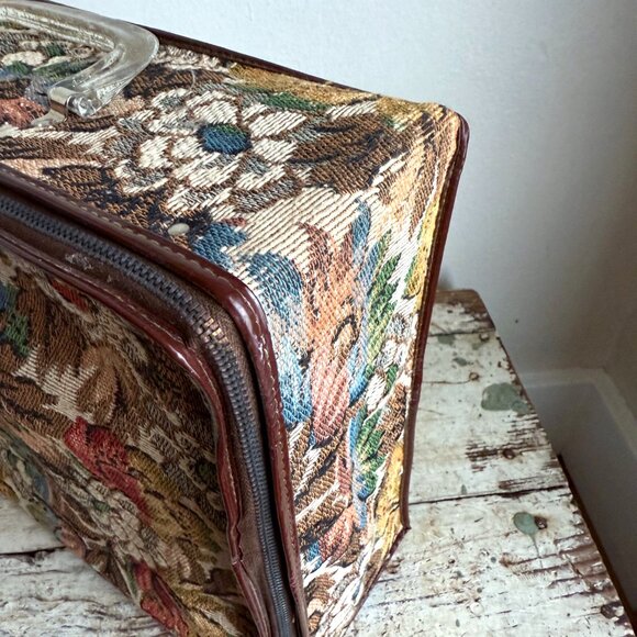 Vintage Floral Tapestry Collapsible Suitcase with Lucite Handle and Zipper Closu - Picture 4 of 16